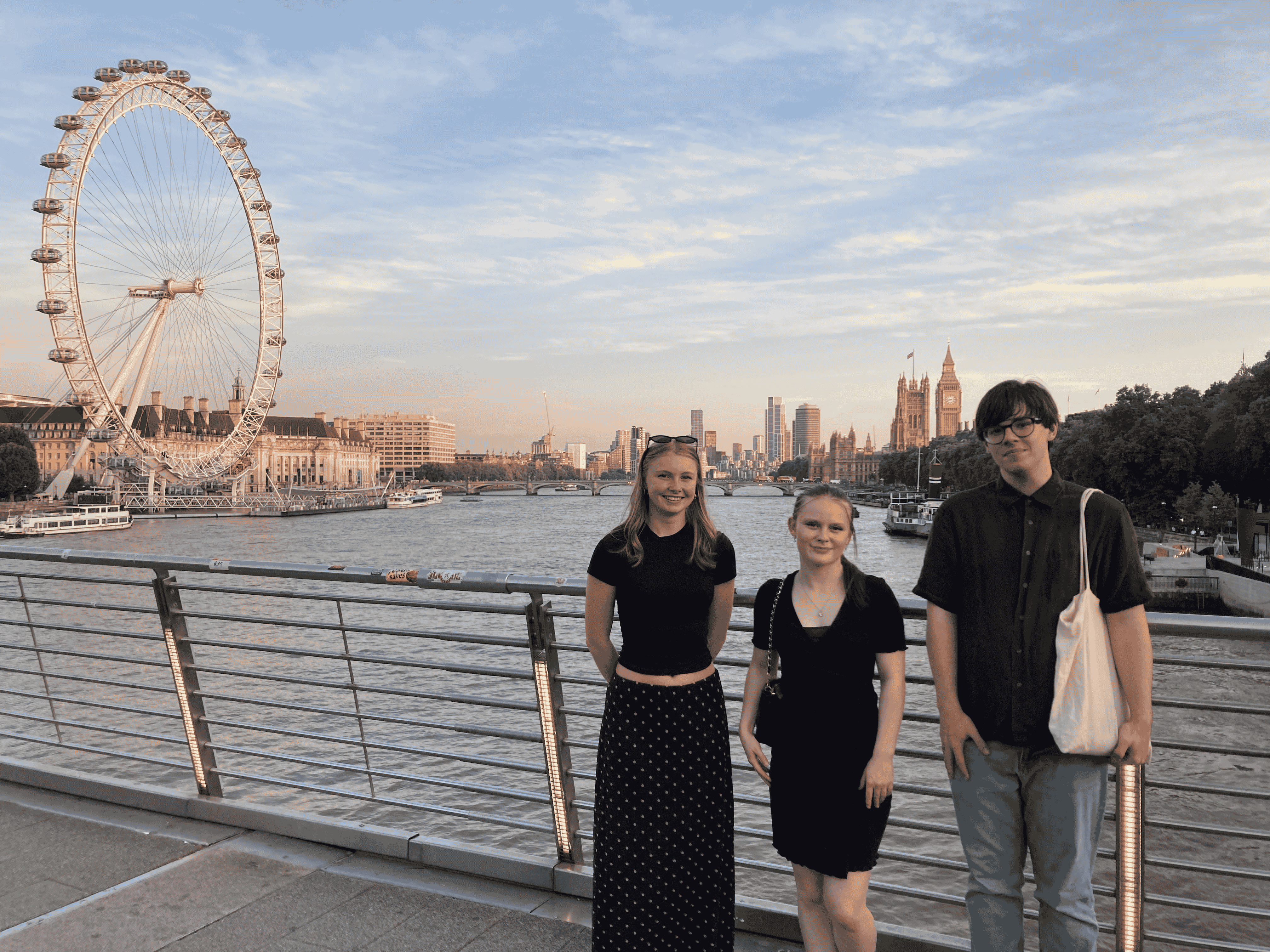 Freya Pritchard (Cadeirydd Cyngor Ieuenctid Ceredigion), Hannah Bowhay (Is-Gadeirydd Cyngor Ieuenctid Ceredigion) a Gwilym Morus (ASI Prydain) ger Bont Jiwbilî Aur Llundain