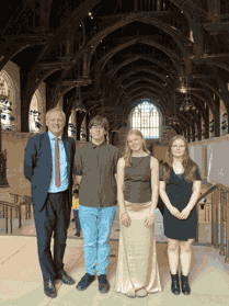 Gwilym Morus (ASI Prydain), Freya Pritchard (Cadeirydd Cyngor Ieuenctid Ceredigion) a Hannah Bowhay (Is-Gadeirydd Cyngor Ieuenctid Ceredigion) gydag AS Ceredigion, Ben Lake yn Nhŷ’r Cyffredin
