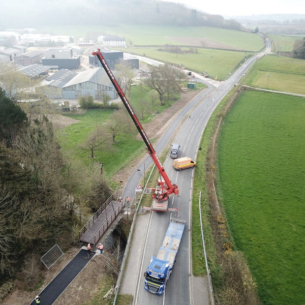 Pont teithio llesol newydd yn cael ei rhoi yn ei lle i gwblhau’r gwaith o adeiladu’r llwybr cyd-ddefnyddio rhwng Bow Street ac IBERS