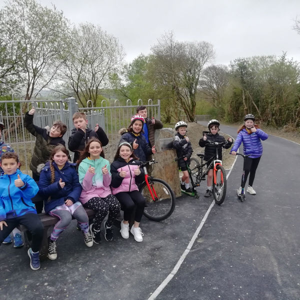 Disgyblion Ysgol Gynradd Comins Coch yn rhoi 'bodiau i fyny' mawr i'r llwybr cyd-ddefnyddio newydd