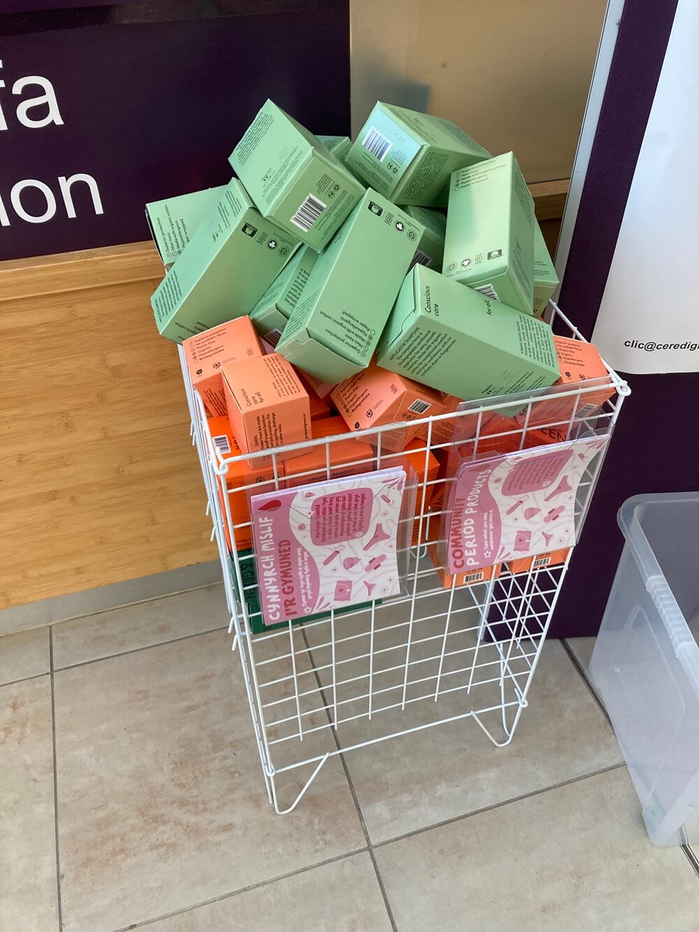 Basged yn llawn cynhyrchion urddas cyfnod