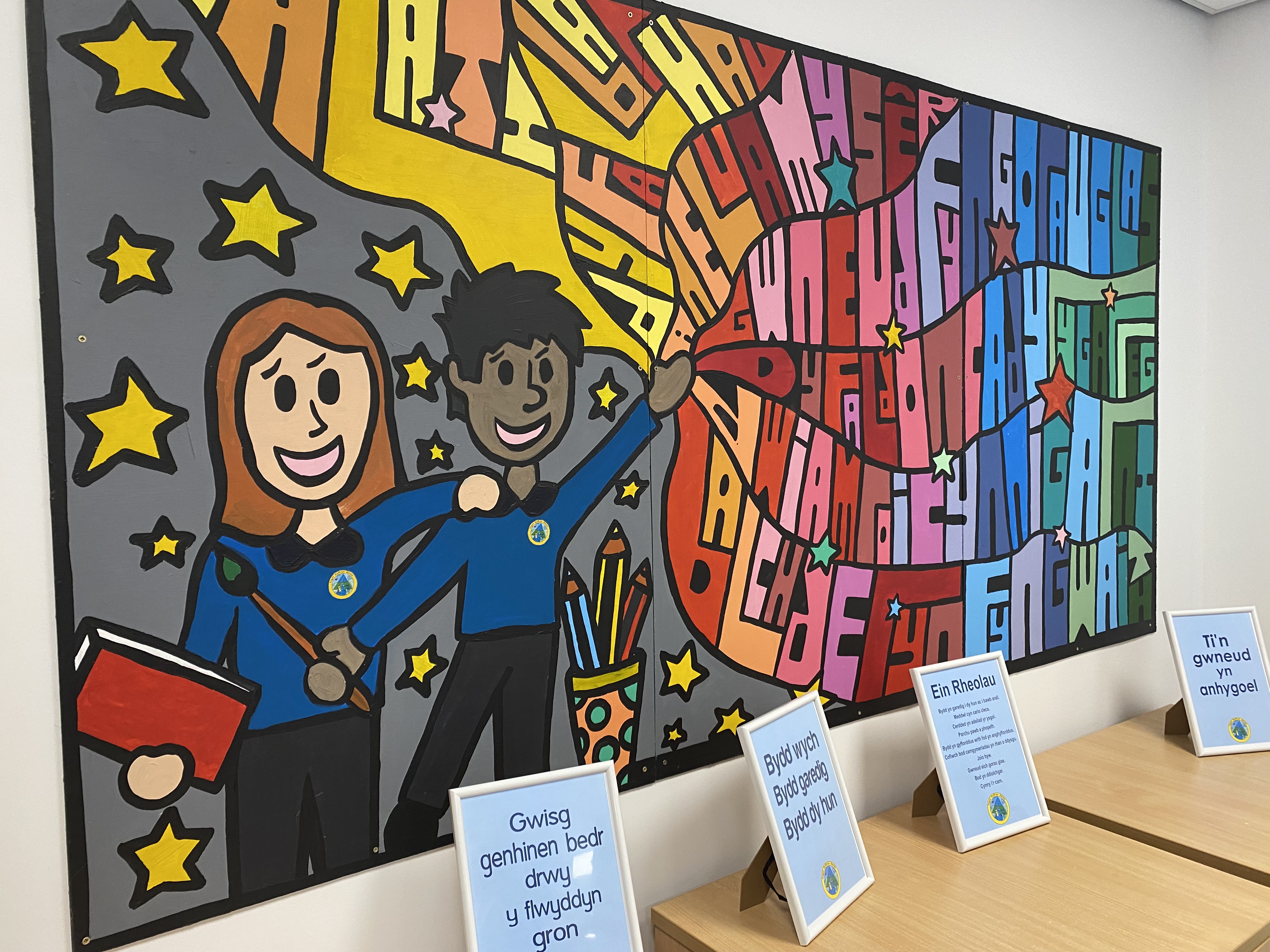 Cynnydd cyson ym mhresenoldeb disgyblion y sir